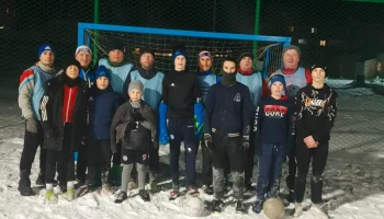 Товарищеская встреча по футболу на снегу.