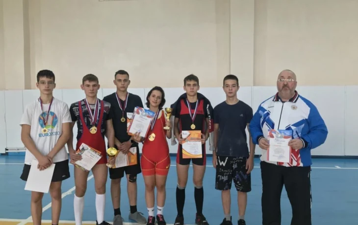Краевые соревнования по пауэрлифтингу среди юношей и девушек